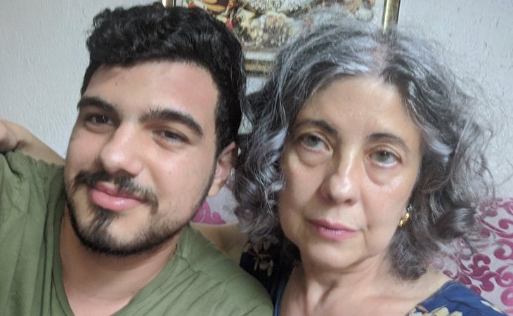 Isabel, de las vecinas de Valencia de 'Callejeros', junto a su hijo en la actualidad