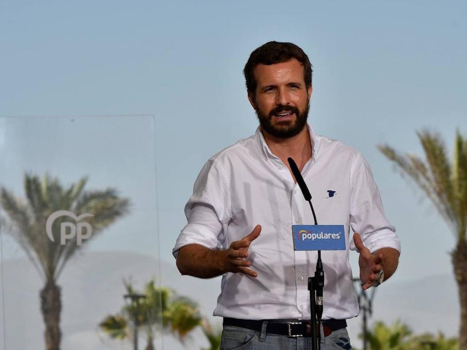 Pablo Casado, de vacaciones, se queja de que Pedro Sánchez esté de vacaciones y las redes se mofan