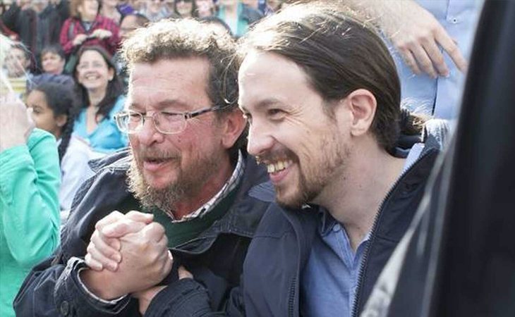 Pablo Iglesias junto a su padre, que ha denunciado a Cayetana Álvarez de Toledo