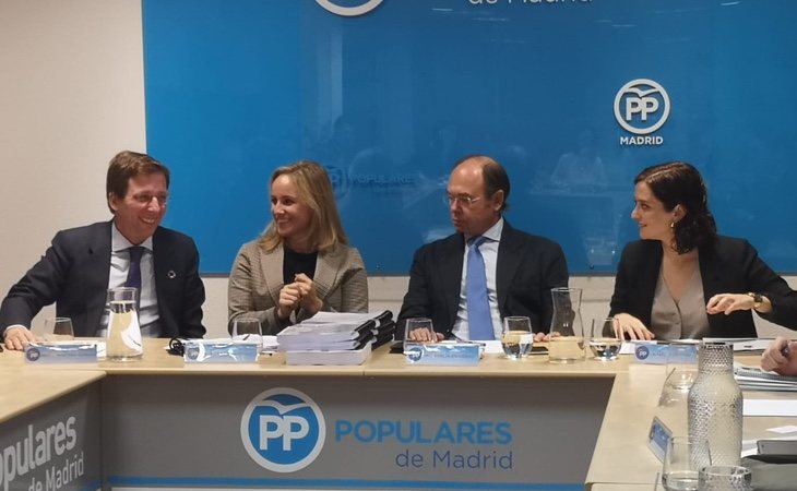 La salida de Pío García Escudero (izquierda de Ayuso) como presidente de la gestora podría desatar una guerra por controlar el partido