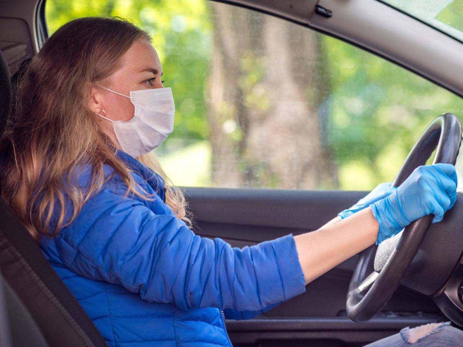 Llevar mascarilla en el coche es obligatorio: la multa a la que te expones en estos casos