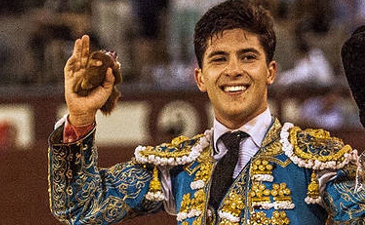 El torero Rafael González, con la oreja cortada de un toros, en la plaza de Las Ventas