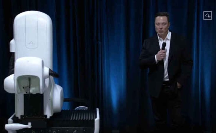 Musk, junto a la máquina que insertará los implantes cerebrales