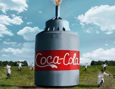 El experimento de mezclar Coca-Cola y Mentos llevado al extremo con 10.000 litros