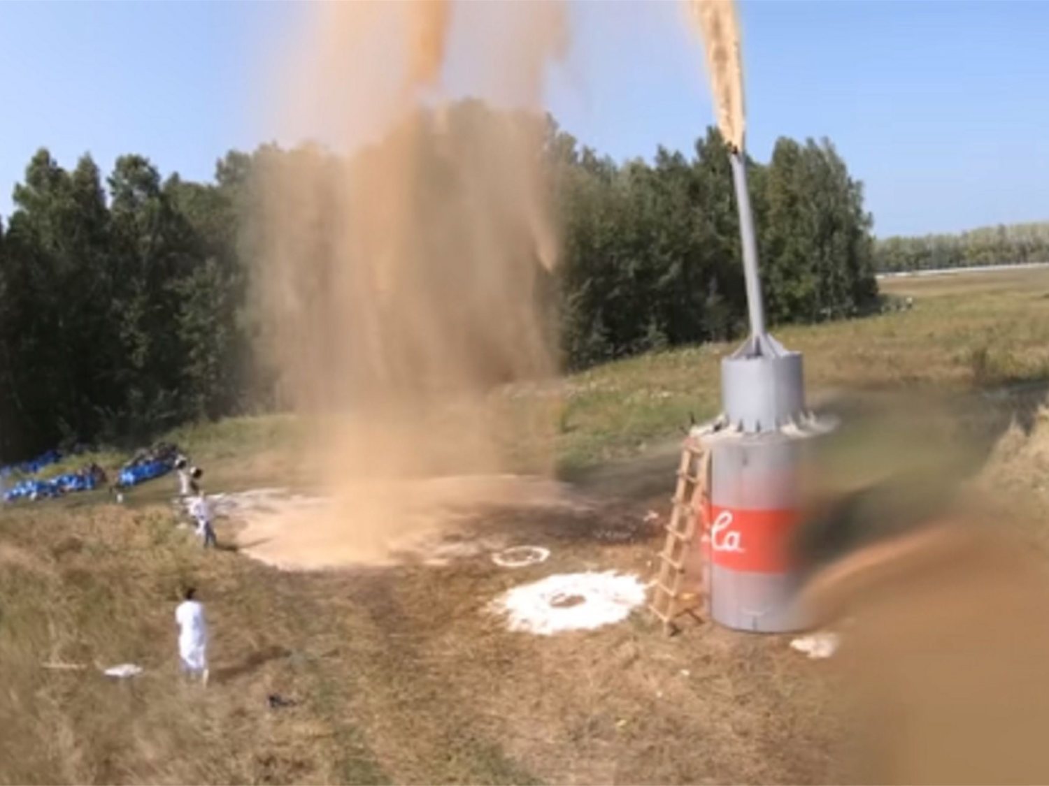 El experimento de mezclar Coca-Cola y Mentos llevado al extremo con 10.000 litros