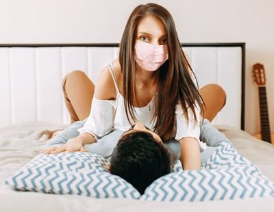 Recomiendan practicar sexo sin besos y con mascarilla por el coronavirus