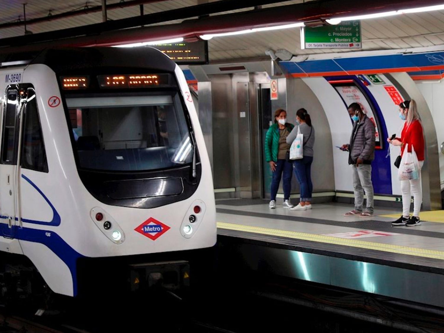 Dos vigilantes del metro de Madrid, agredidos por usuarios que no querían ponerse la mascarilla