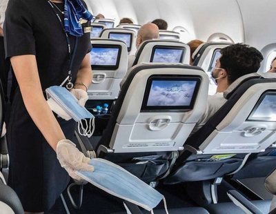 Tarda cuatro horas en comerse unas patatas en el avión para evitar ponerse la mascarilla