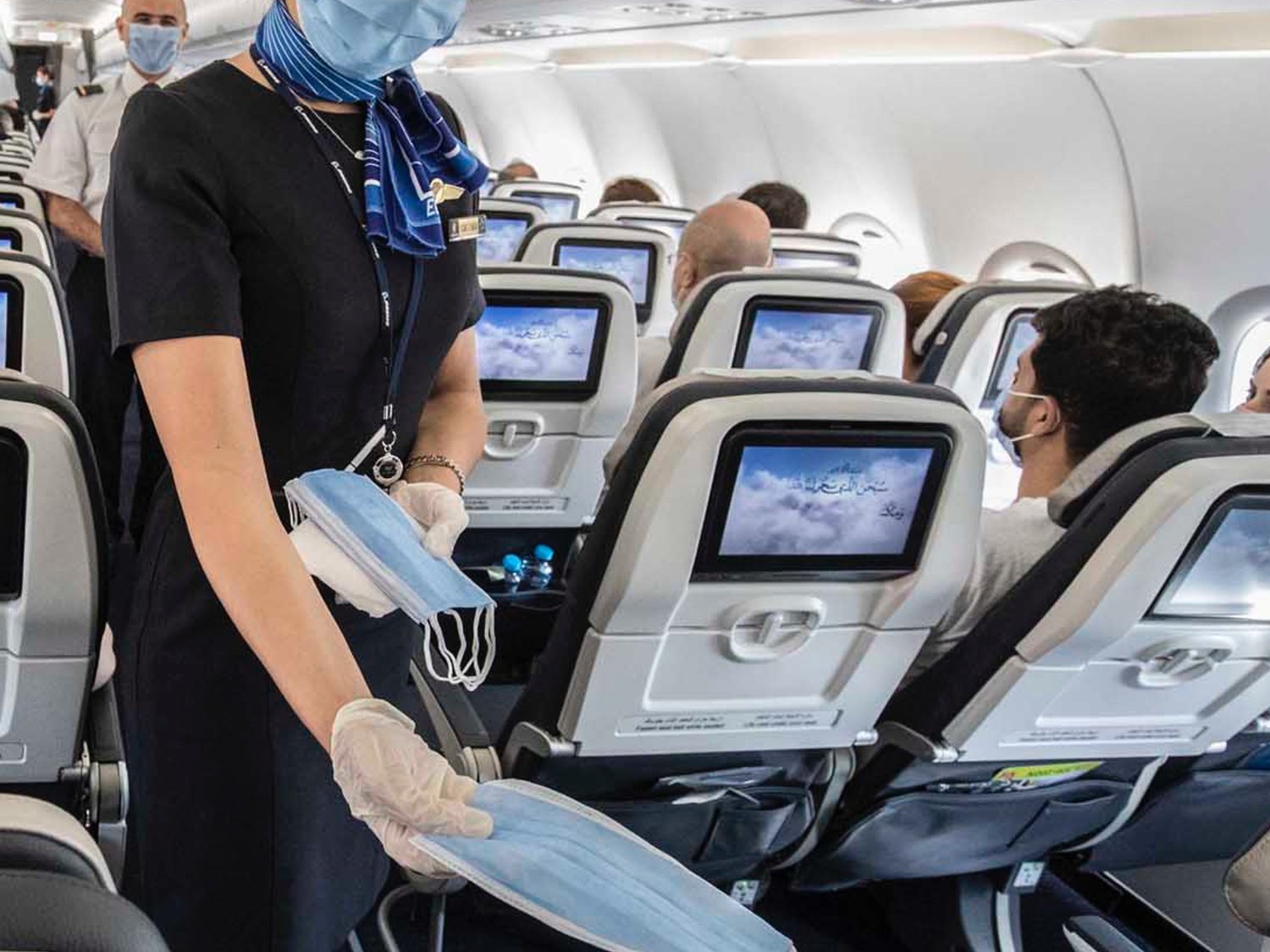 Tarda cuatro horas en comerse unas patatas en el avión para evitar ponerse la mascarilla