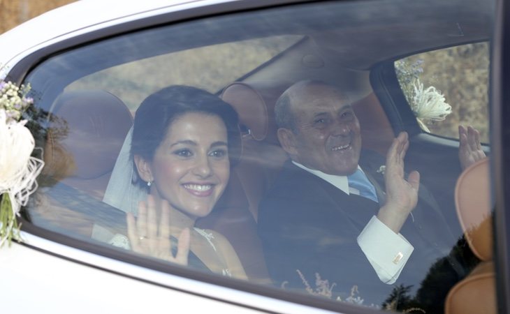 Arrimadas, durante su boda subida en un exclusivo Maserati blanco