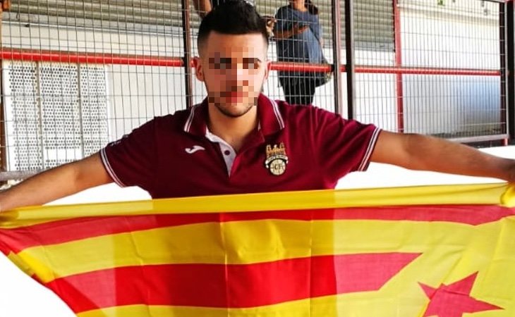 Capi, fotografiado con una estelada