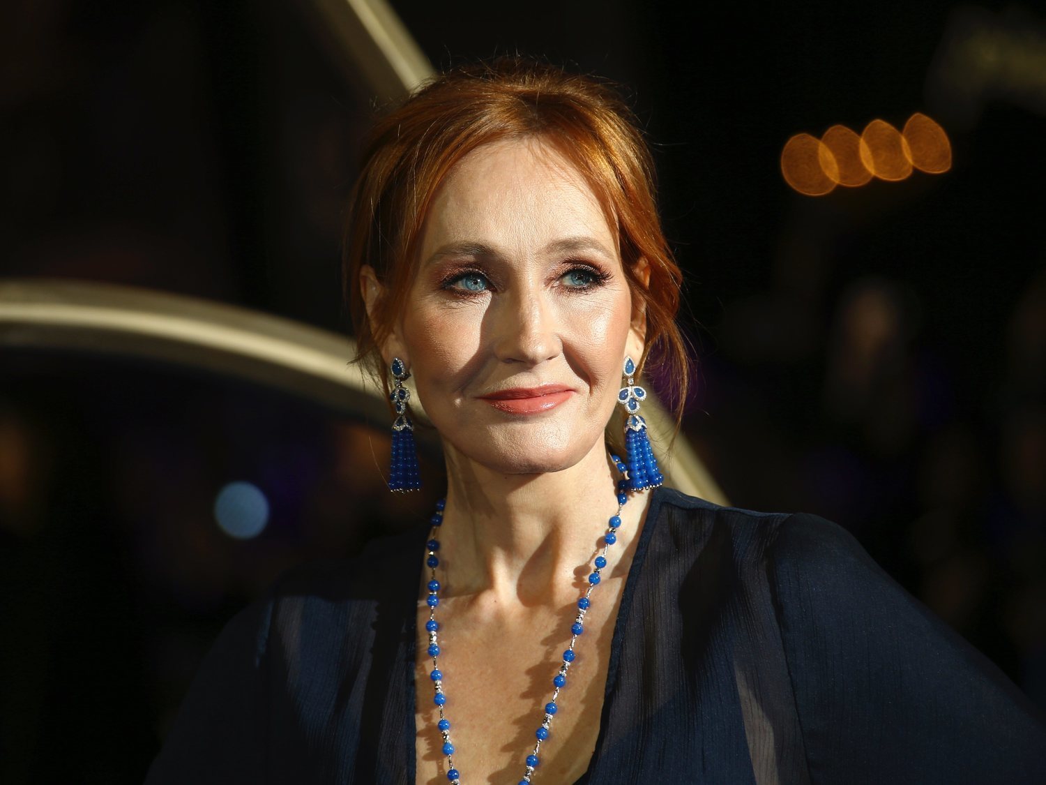 La transfobia de J.K Rowling: lanza una novela con un asesino que se traviste