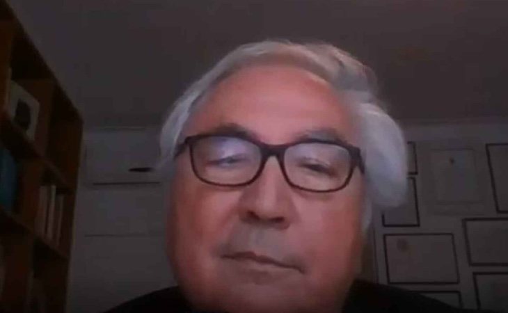 Manuel Castells realiza todo su trabajo desde su vivienda a través de videoconferencias