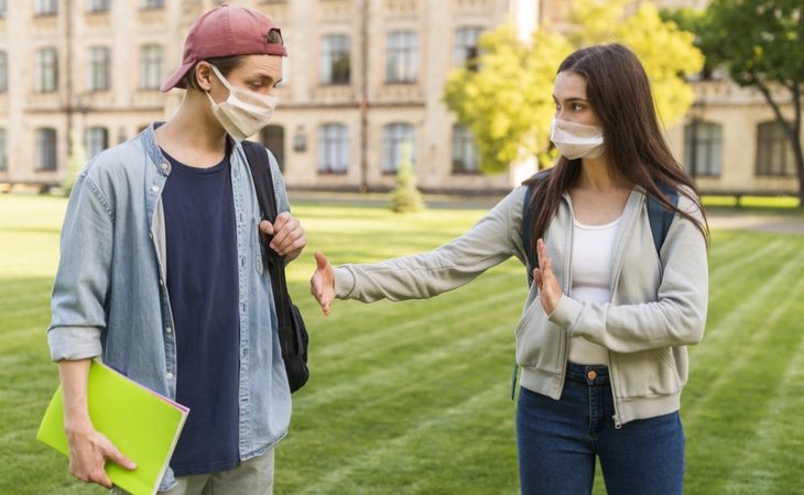 Encuentros al aire libre, con mascarilla y distancia social: la clave para relacionarnos con quienes no convivimos