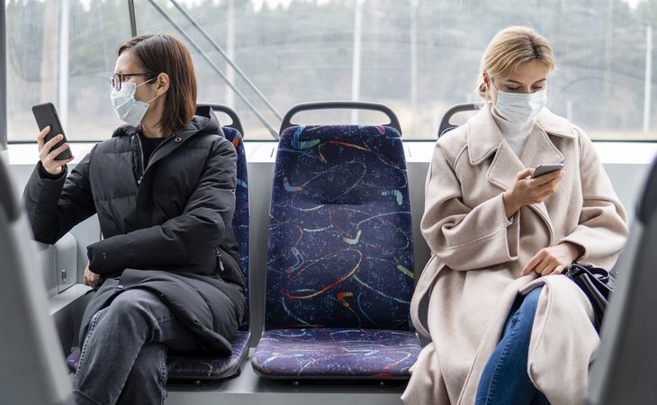 El transporte público cuenta con una elevada tasa de reposición de aire, pero es un lugar de riesgo para los contagios