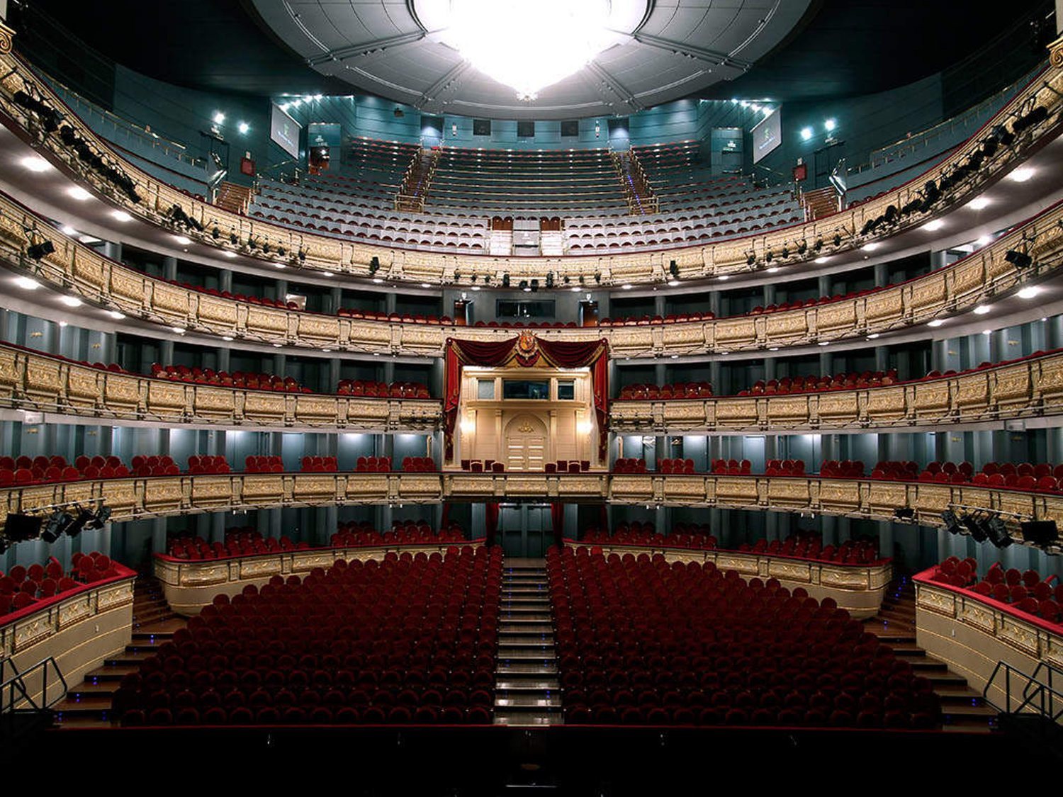 Se suspende una función en el Teatro Real entre gritos y abucheos por la falta de distancia de seguridad