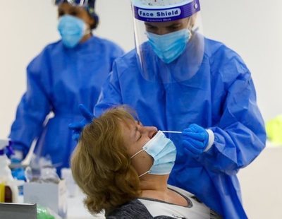 Una enfermera perfora el revestimiento cerebral de una mujer durante una PCR en Estados Unidos