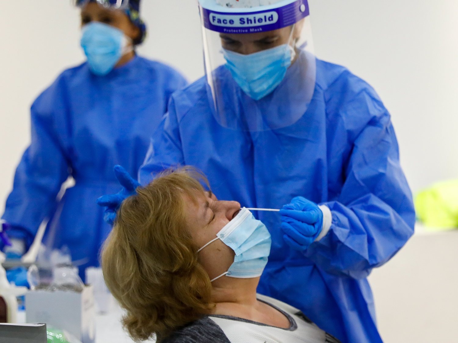 Una enfermera perfora el revestimiento cerebral de una mujer durante una PCR en Estados Unidos