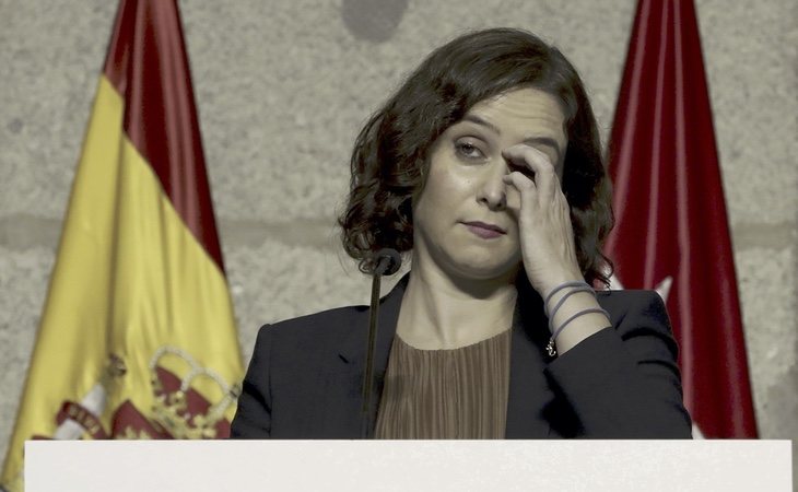 La presidenta madrileña recibe críticas de los compañeros de gobierno con los que comparte argumentario en público