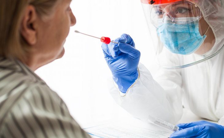 La Comunidad de Madrid ha dejado de hacer test PCR a contactos estrechos de positivos en coronavirus