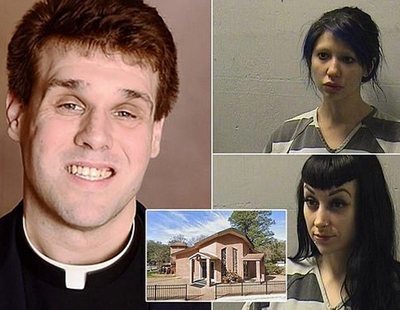 Graban a un sacerdote católico siendo sodomizado por dos dominatrix en el altar de su iglesia