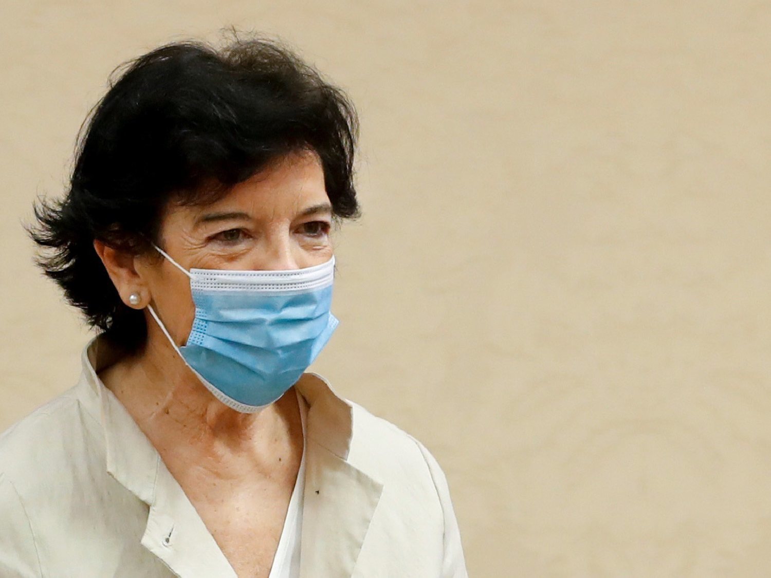 Critican a la ministra Celáa por "huir" en avión de Madrid: ha ido a Bilbao por causas médicas