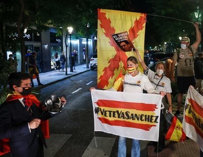 Manifestantes del barrio de Salamanca en contra del estado de alarma en Madrid: "¡Viva Hitler!"