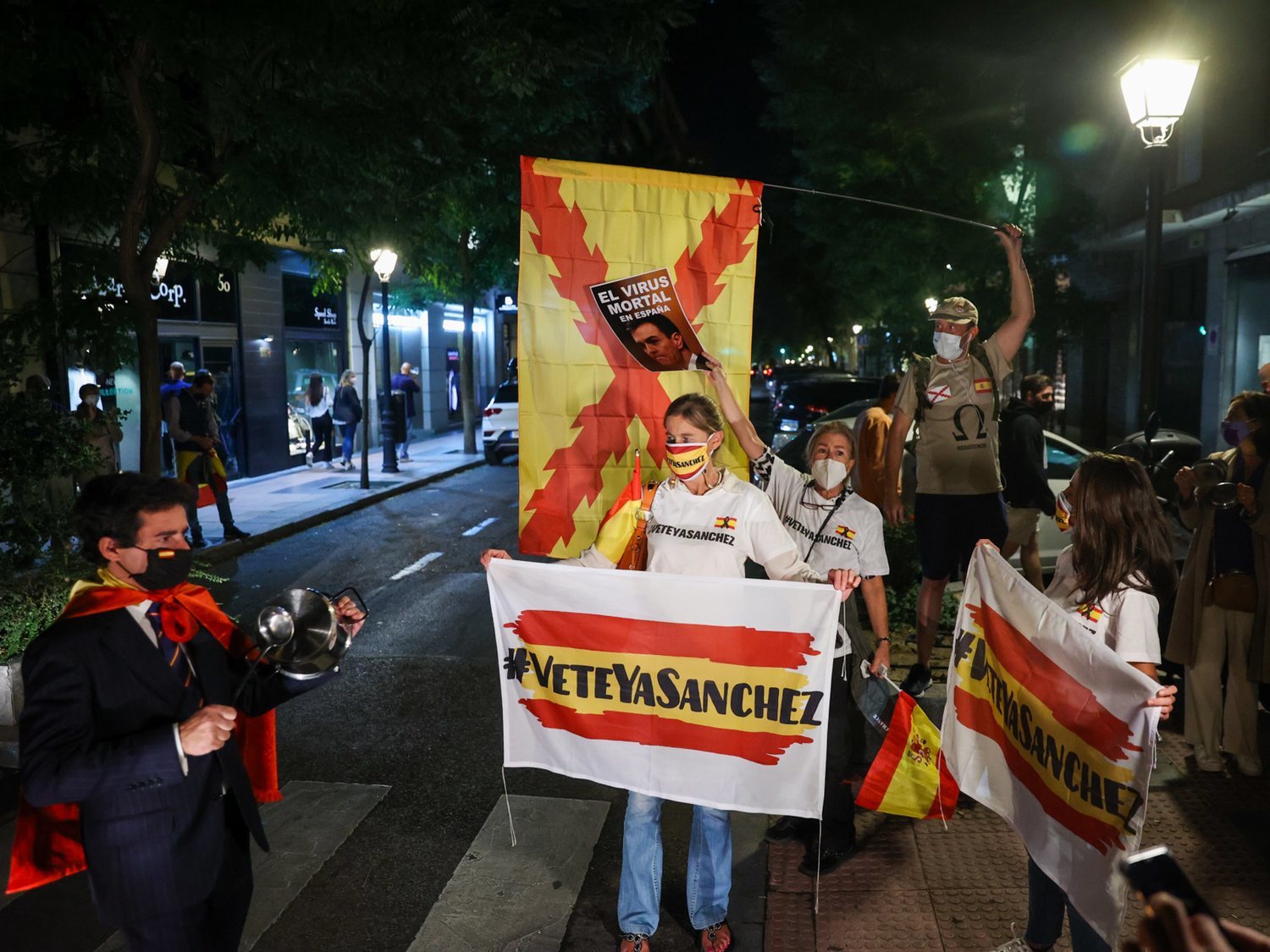 Manifestantes del barrio de Salamanca en contra del estado de alarma en Madrid: "¡Viva Hitler!"