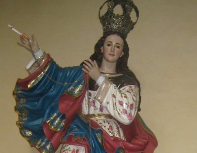 Condenado por ponerle unas bragas, un sujetador y un cigarro a una Virgen