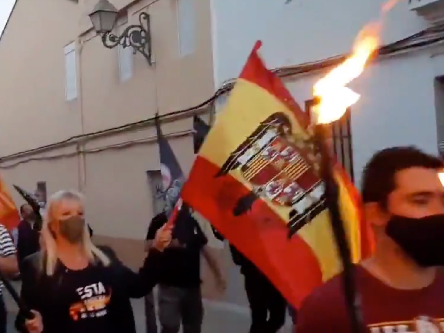 Multarán con hasta 10.000 euros a los neonazis que exhibieron banderas franquistas en Valencia