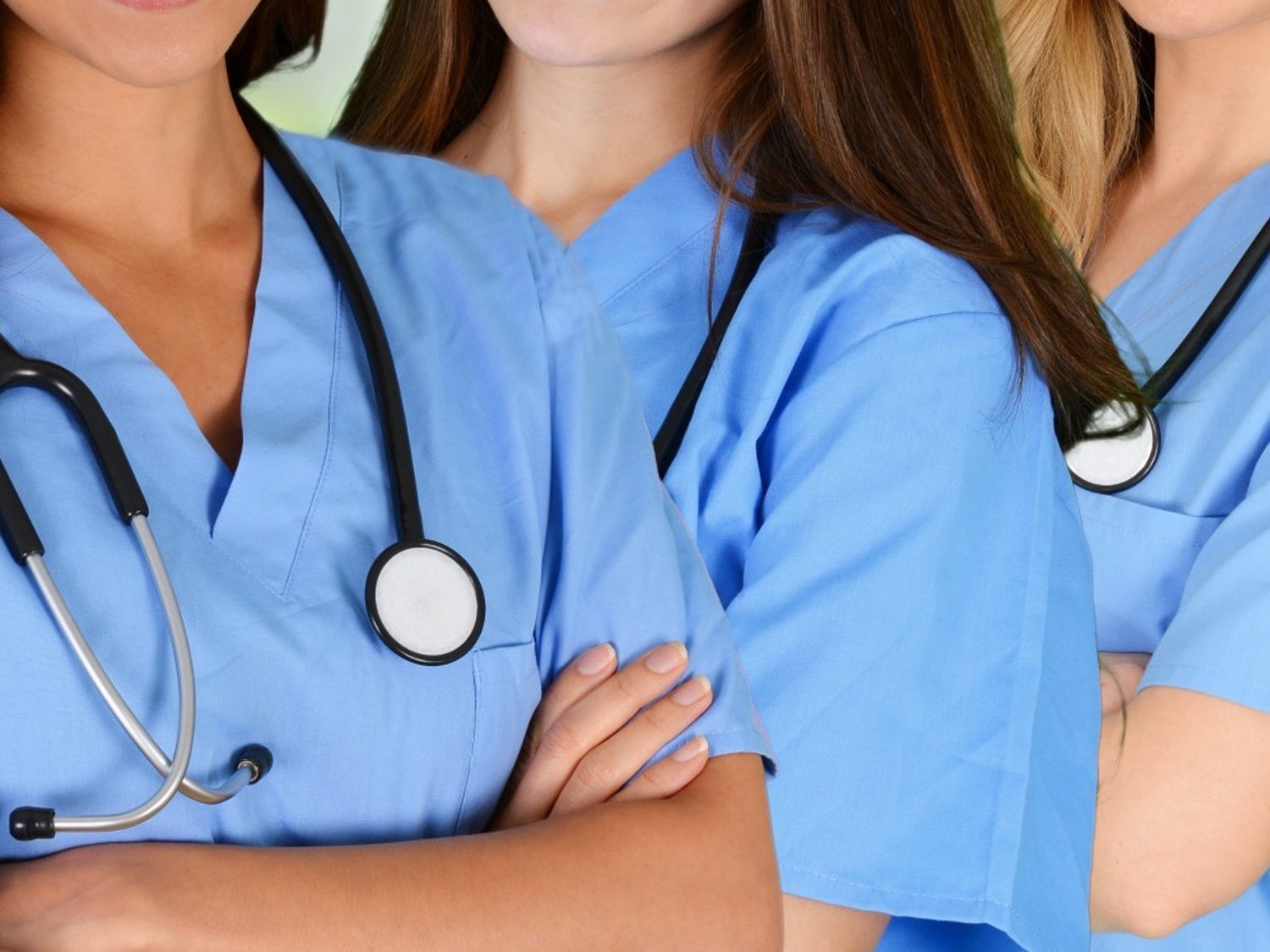 Investigan a cuatro enfermeras por un polémico video "burlándose de los muertos"