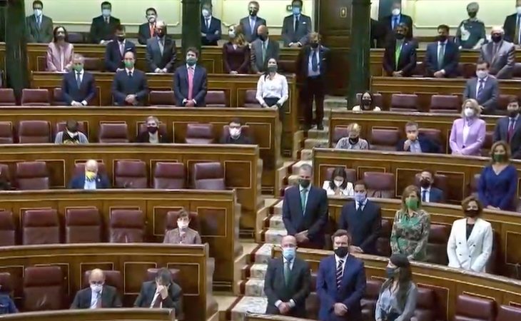 Todos los diputados de VOX, en pie mientras Santiago Abascal sigue leyendo los nombres de las víctimas de ETA