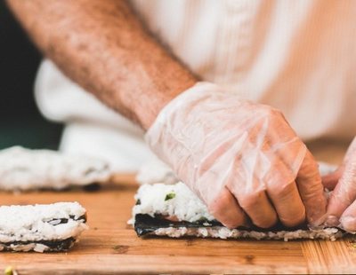 El desconocido peligro al que te enfrentas por utilizar guantes para manipular alimentos