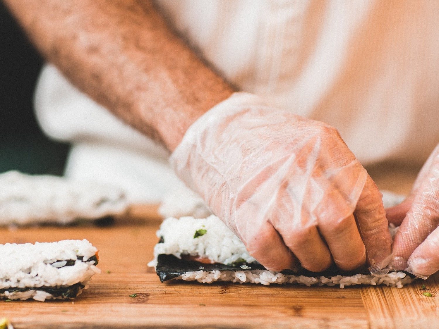 El desconocido peligro al que te enfrentas por utilizar guantes para manipular alimentos