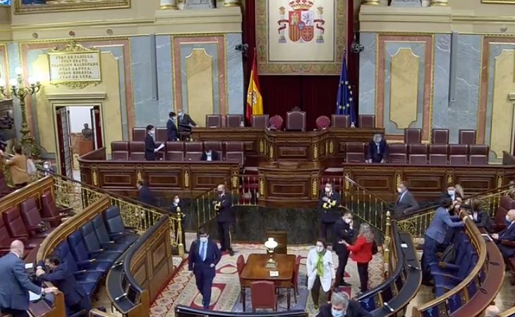 Se reanuda el debate de la moción de censura de VOX al presidente del Gobierno, Pedro Sánchez. Los primeros en tomar palabra son los diputados del ...