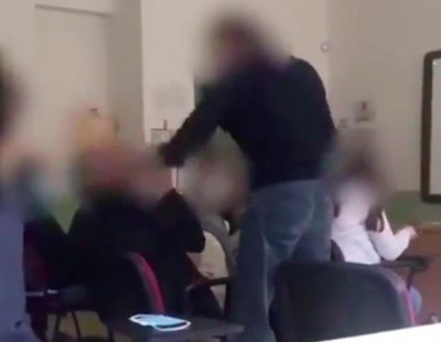 Un profesor agrede brutalmente a un alumno por quitarse la mascarilla en clase