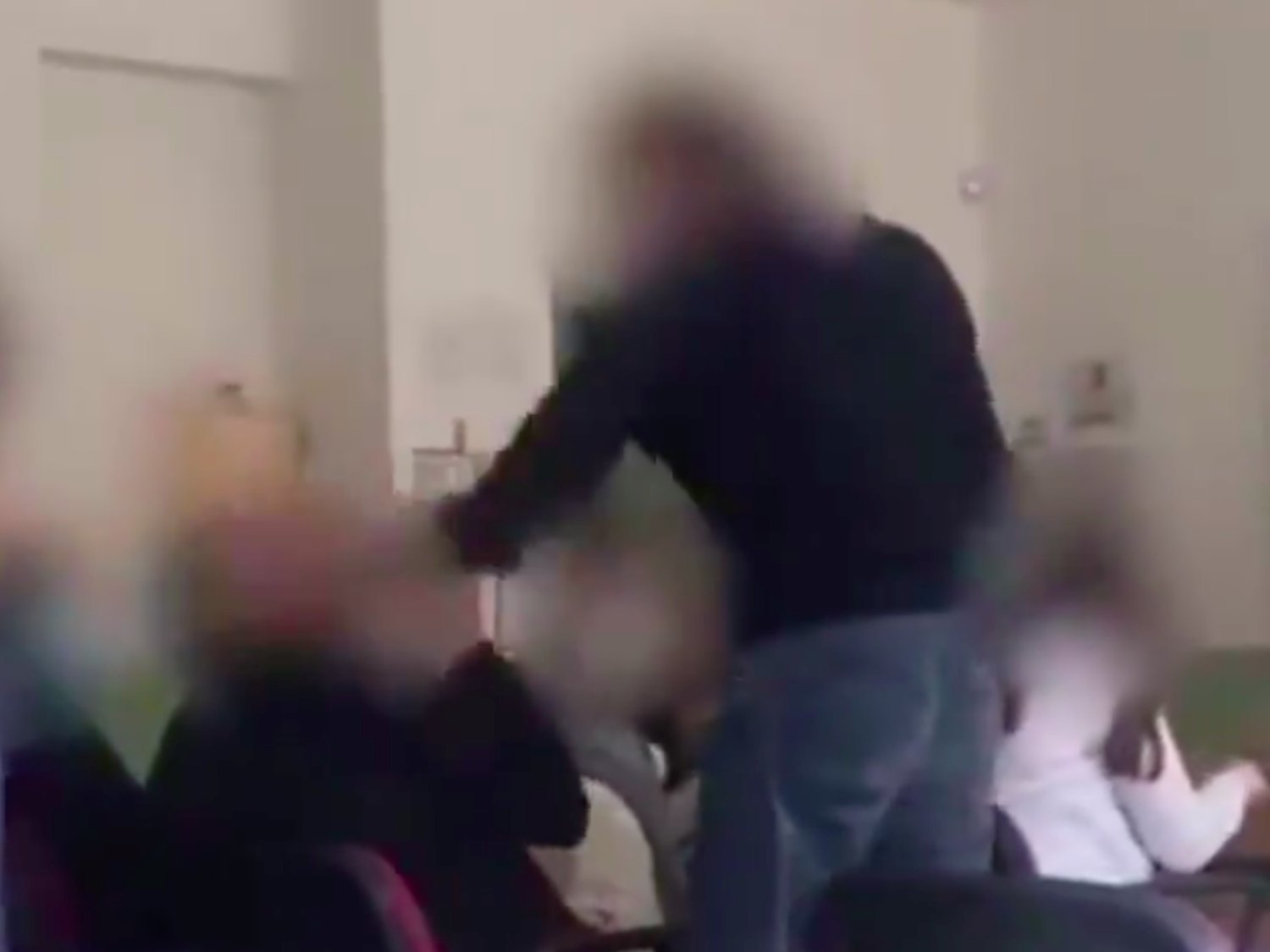 Un profesor agrede brutalmente a un alumno por quitarse la mascarilla en clase