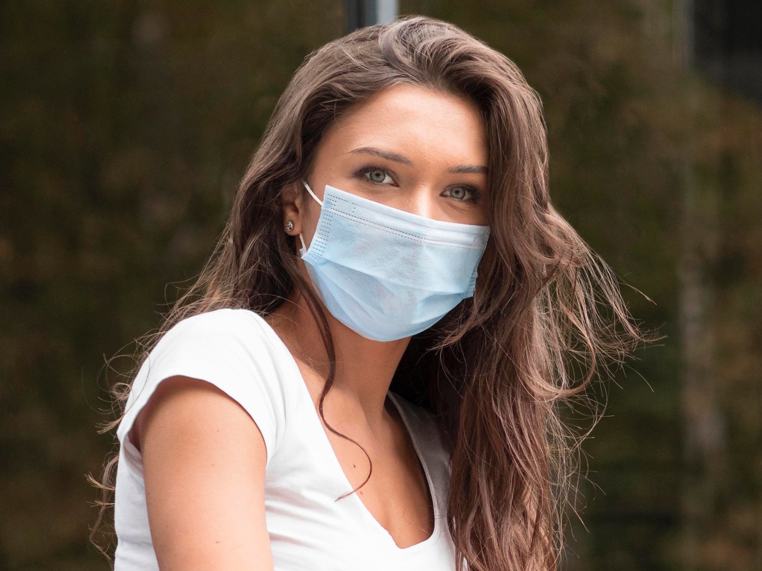 Llevar mascarilla nos hace más guapos y la ciencia explica el motivo
