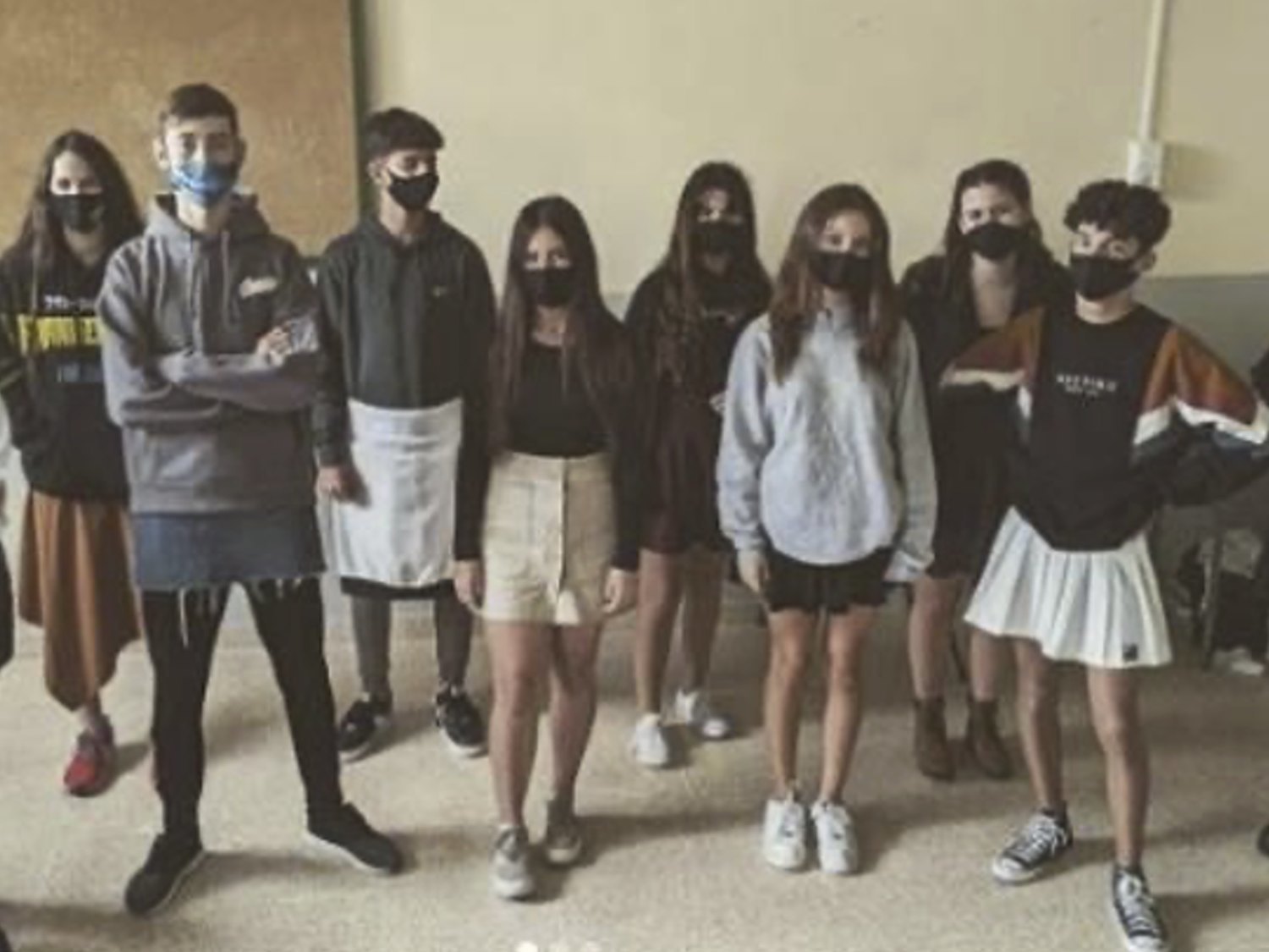 En falda al instituto: el movimiento que recorre España en solidaridad contra el bullying