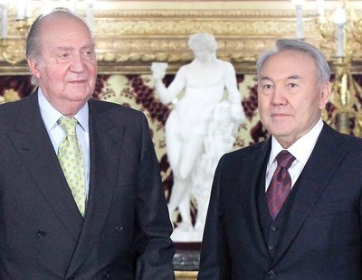 El viaje del rey Juan Carlos a Kazajistán: cacería de cabras y maletines con dinero