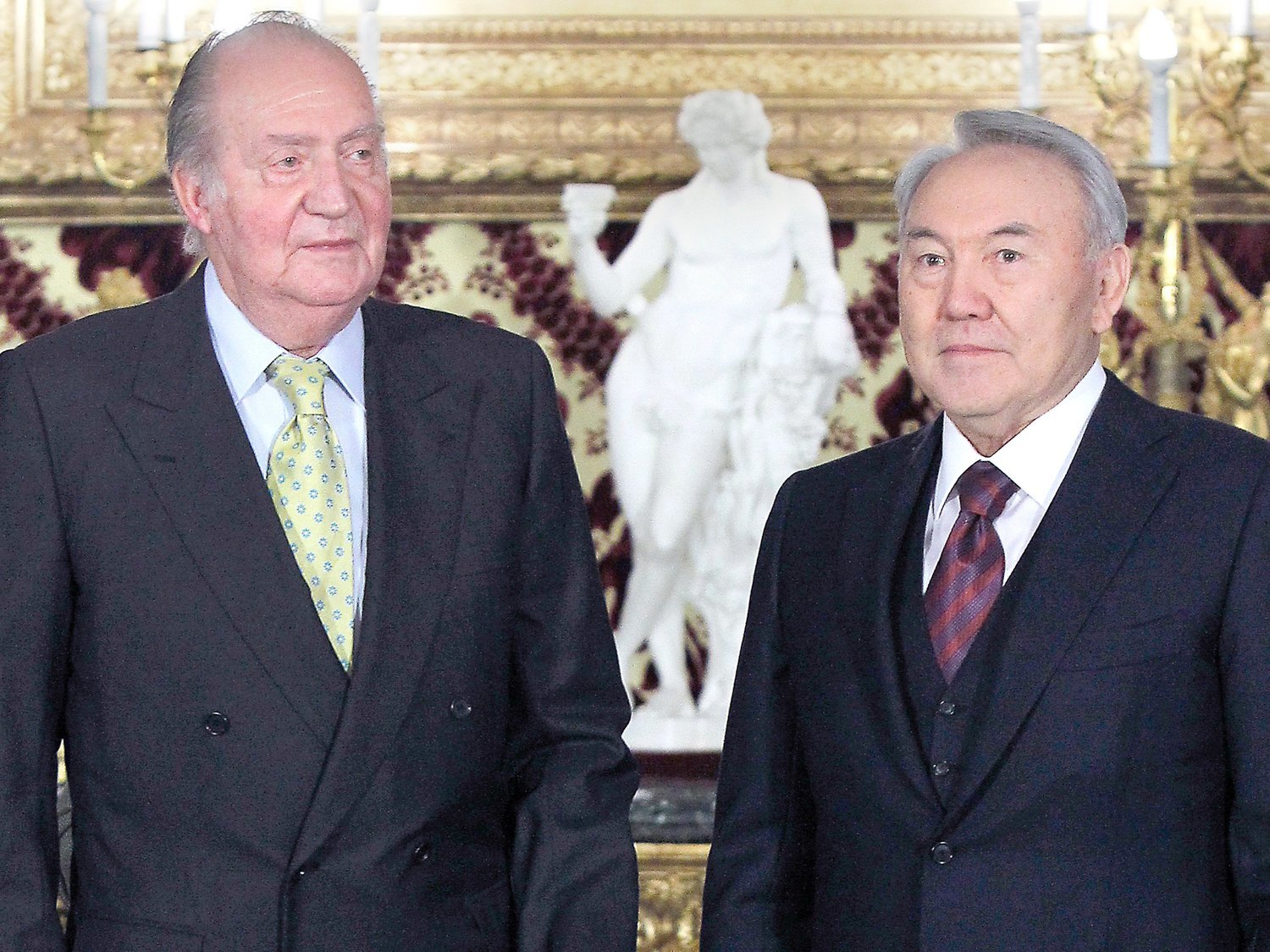 El viaje del rey Juan Carlos a Kazajistán: cacería de cabras y maletines con dinero