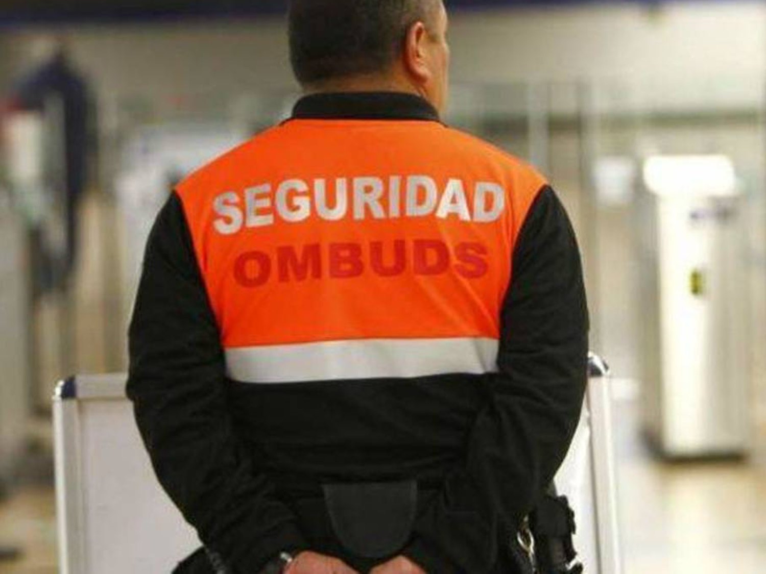 Metro de Madrid despide a un vigilante por su actitud amenazante con un usuario por el uso de la mascarilla