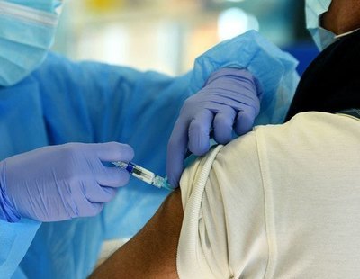 El voluntario español de la vacuna Pfizer explica los síntomas que ha experimentado