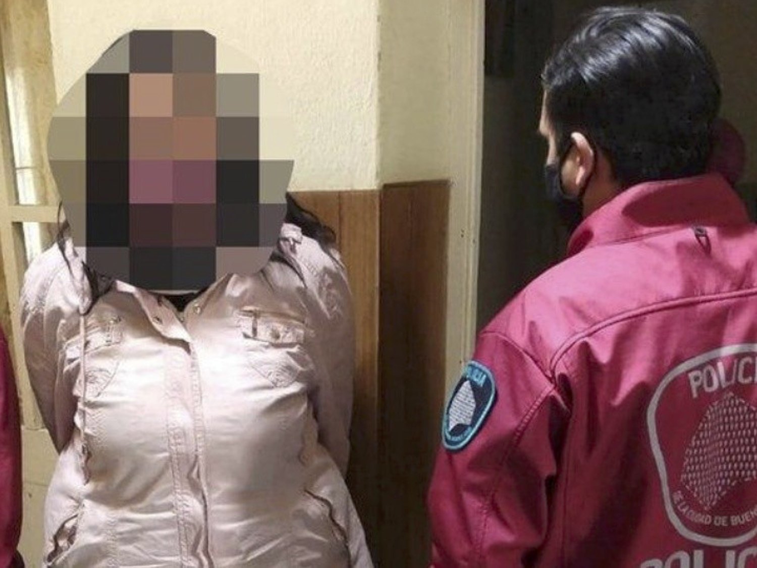 Detenida una madastra por violar a su menor adolescente y enviar los vídeos a la madre por WhatsApp