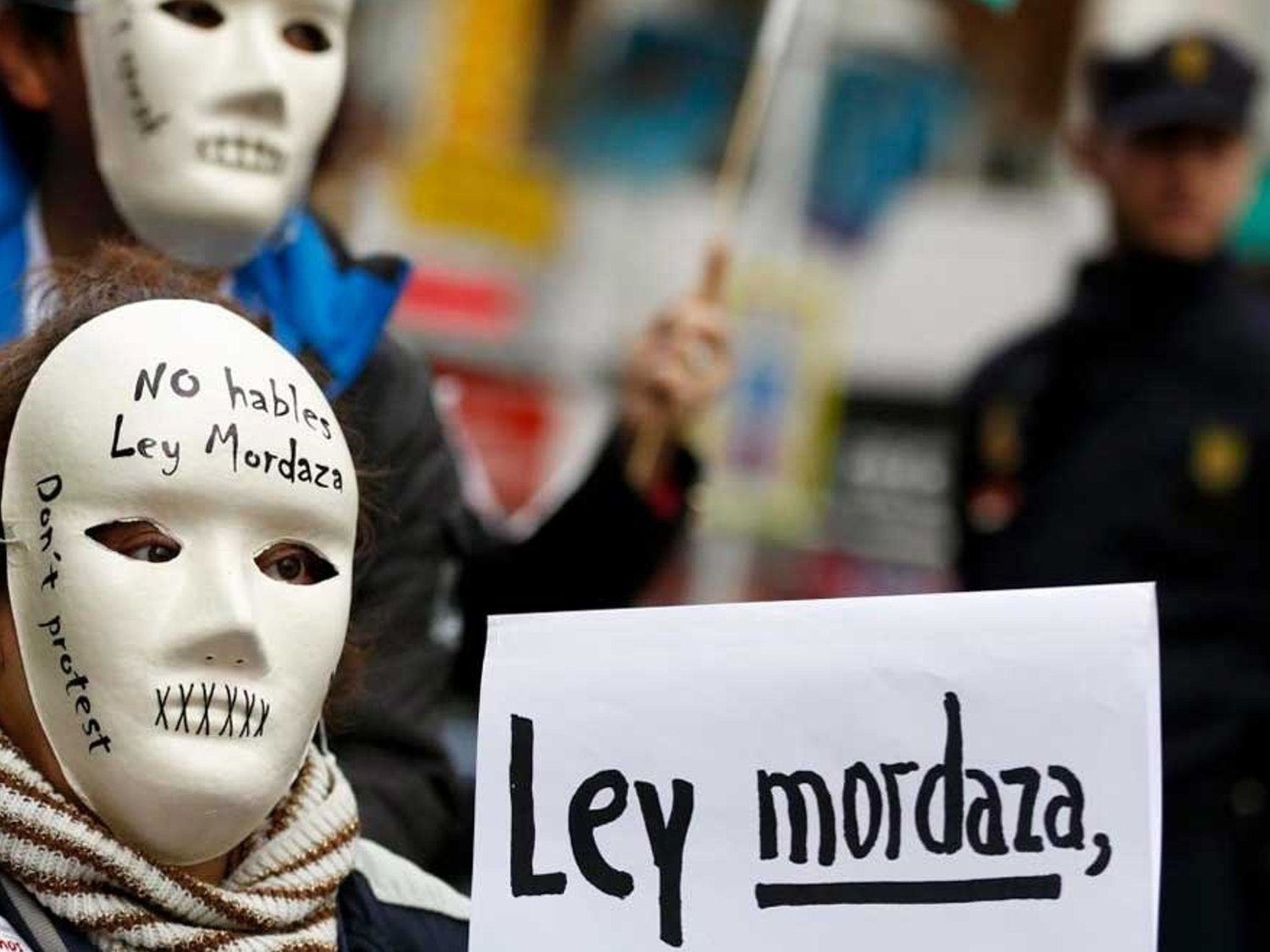 El Constitucional avala la 'Ley Mordaza' y las devoluciones en caliente