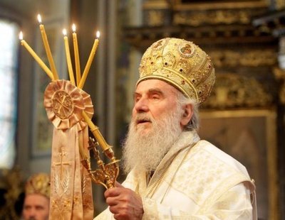 Muere por Covid el líder de la iglesia serbia tras saltarse las medidas en el funeral de un obispo muerto por el virus