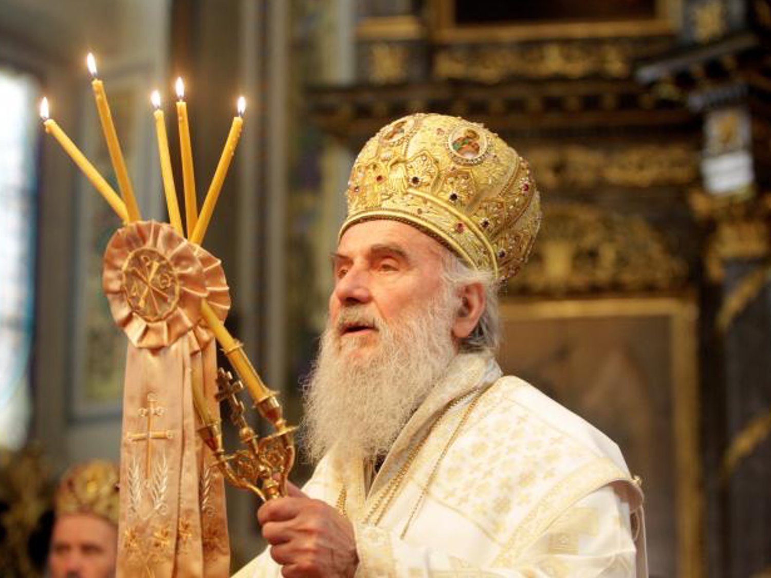 Muere por Covid el líder de la iglesia serbia tras saltarse las medidas en el funeral de un obispo muerto por el virus