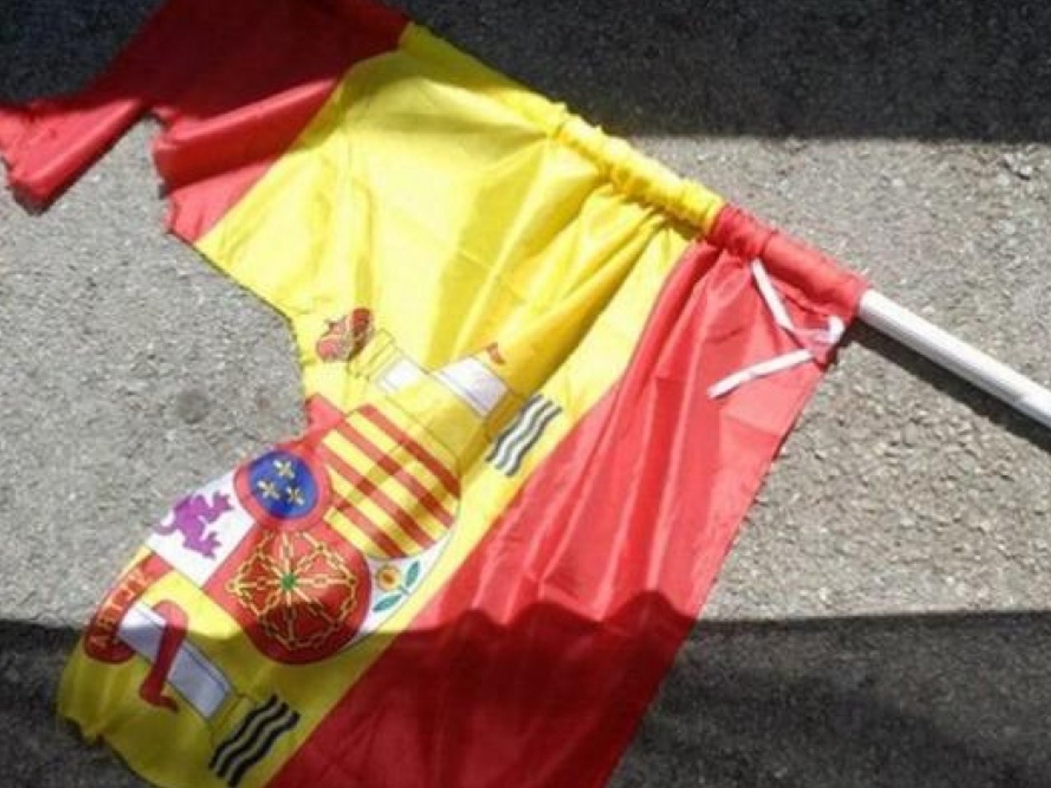 Gritar "puta bandera" en un acto militar: ¿libertad de expresión o delito?