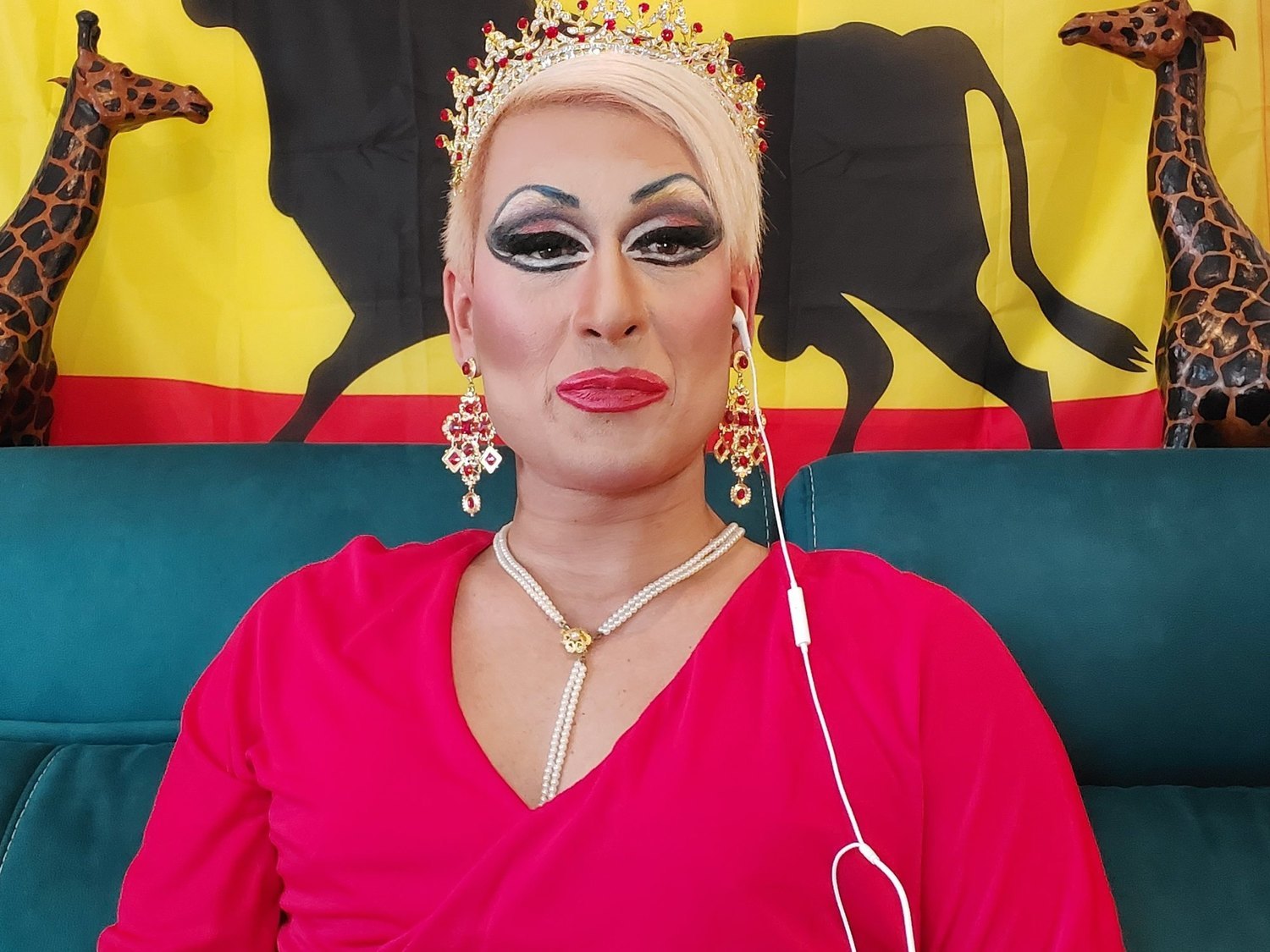 Madame Perlan, la drag queen de VOX en contra del colectivo LGTBI: "Es una secta"