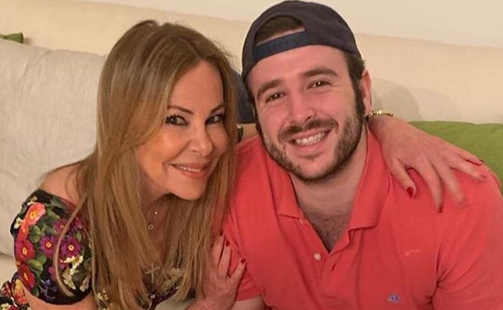 Ana García Obregón junto a su hijo Álex Lequio